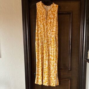 Boden Sleeveless Yellow Paisley Midi Dress has some pilling